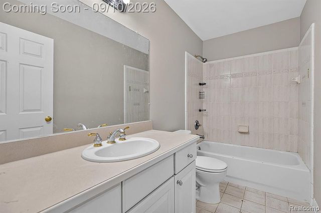 48802 Crescent Drive, Macomb, MI 48044