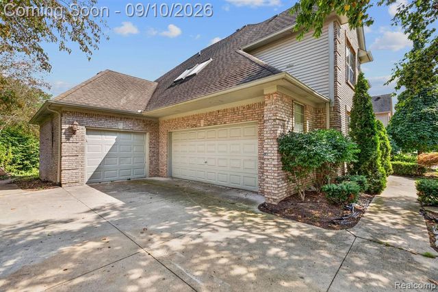 48802 Crescent Drive, Macomb, MI 48044