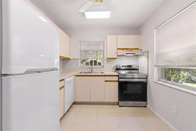 500 SANTA CRUZ PLACE NE F, St Petersburg, FL 33703