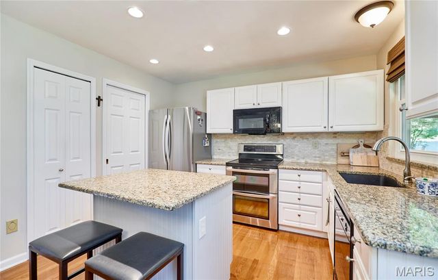 5173 Kings Park Drive, St Louis, MO 63129