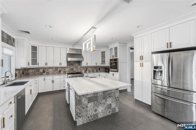 99 Ogle Road, Old Tappan, NJ 07675