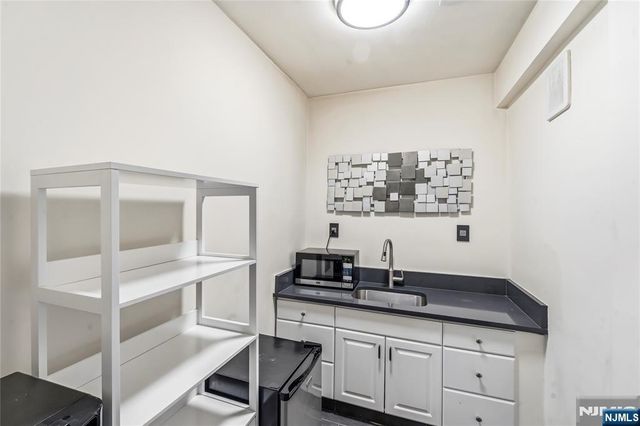 99 Ogle Road, Old Tappan, NJ 07675