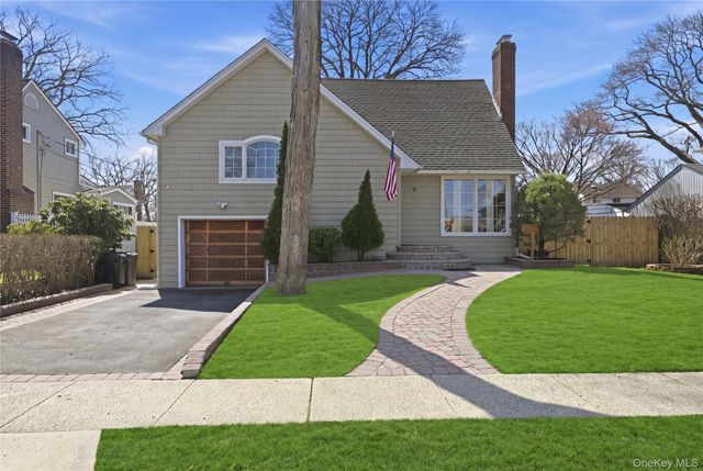 5 Hawthorne Avenue, Merrick, NY 11566