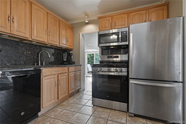 5 Hawthorne Avenue, Merrick, NY 11566