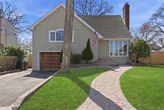 5 Hawthorne Avenue, Merrick, NY 11566