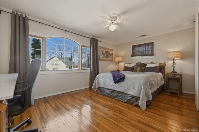 5 Hawthorne Avenue, Merrick, NY 11566