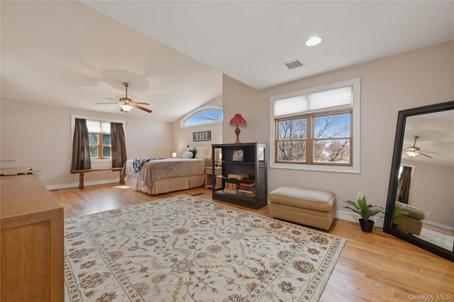 5 Hawthorne Avenue, Merrick, NY 11566