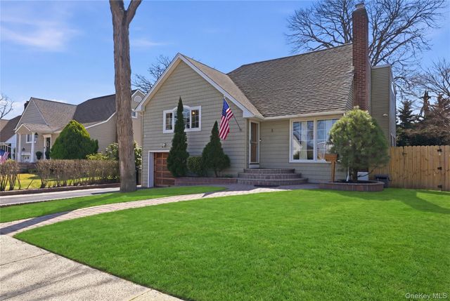 5 Hawthorne Avenue, Merrick, NY 11566