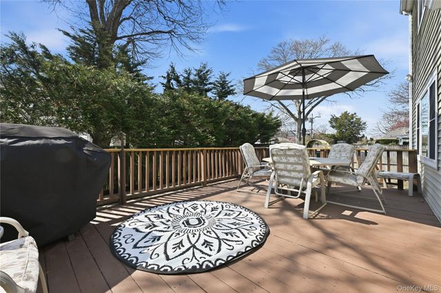 5 Hawthorne Avenue, Merrick, NY 11566