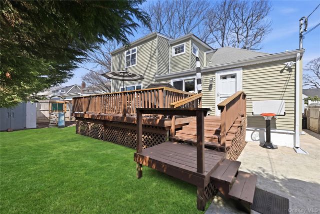 5 Hawthorne Avenue, Merrick, NY 11566