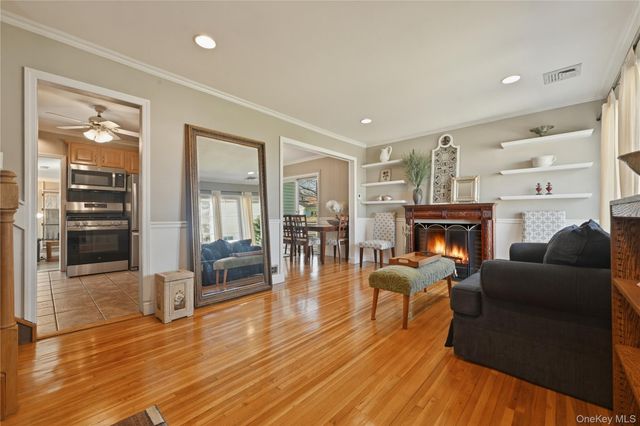 5 Hawthorne Avenue, Merrick, NY 11566