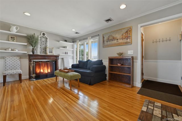 5 Hawthorne Avenue, Merrick, NY 11566