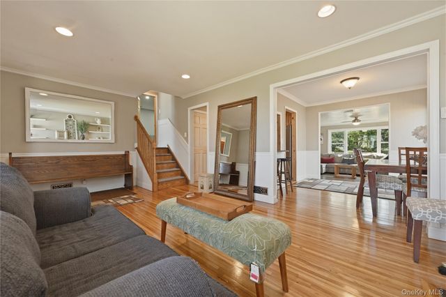 5 Hawthorne Avenue, Merrick, NY 11566