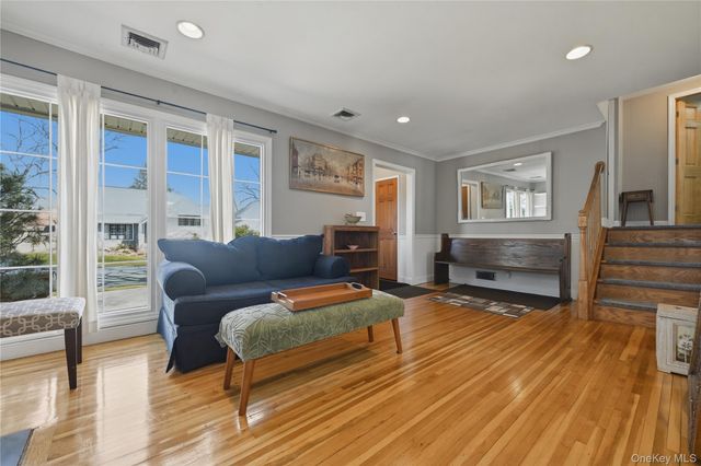 5 Hawthorne Avenue, Merrick, NY 11566
