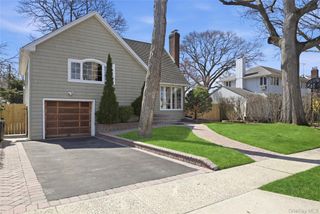 5 Hawthorne Avenue, Merrick, NY 11566