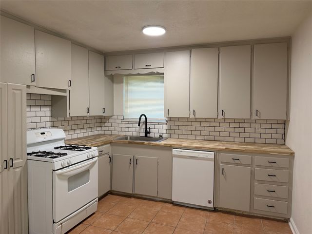 2800 W Fuller Avenue, Fort Worth, TX 76133