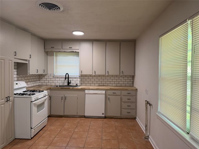 2800 W Fuller Avenue, Fort Worth, TX 76133