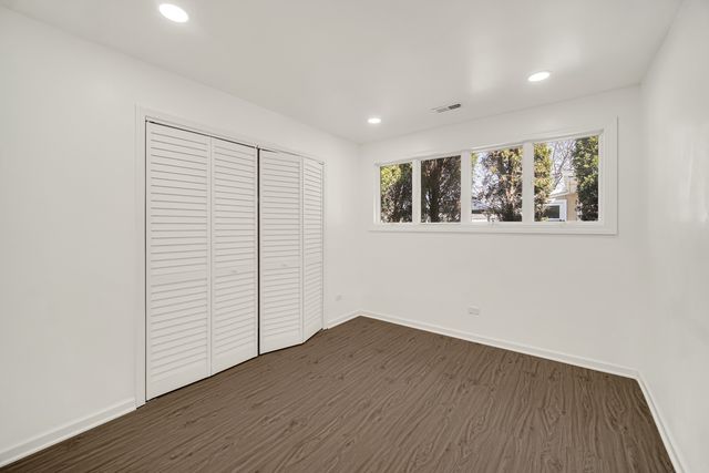 942 W Villa Drive, Des Plaines, IL 60016