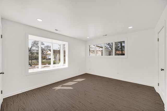 942 W Villa Drive, Des Plaines, IL 60016