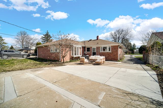 942 W Villa Drive, Des Plaines, IL 60016
