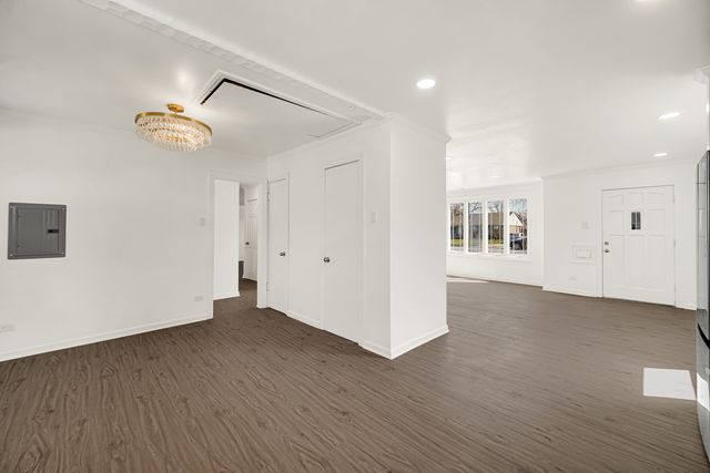 942 W Villa Drive, Des Plaines, IL 60016