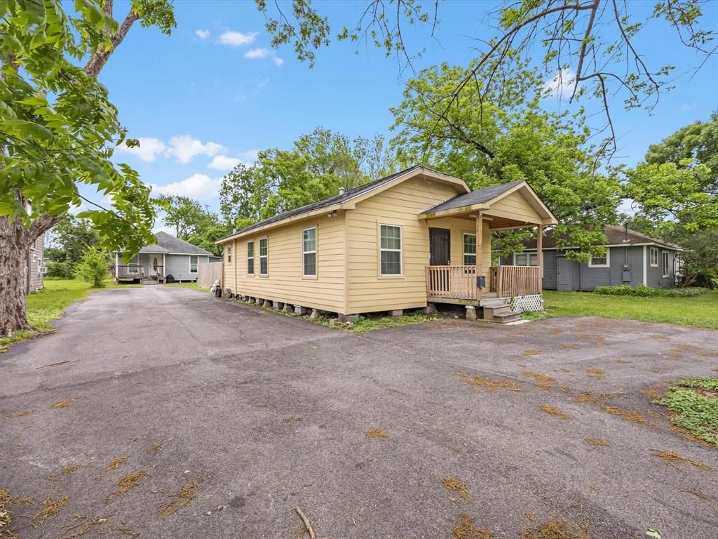 311 S 3rd Street, Highlands, TX 77562