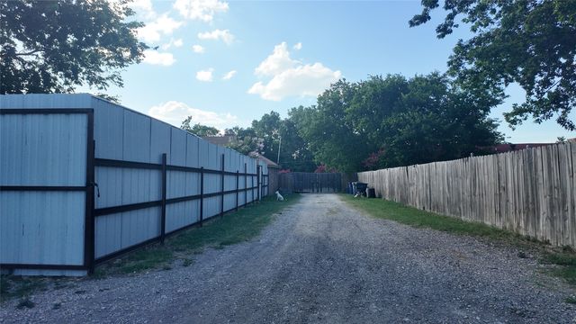 2532 Plaza Boulevard, Dallas, TX 75241