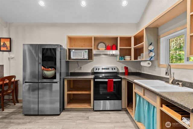 132 N Kokanee Cove Way, Hoodsport, WA 98548