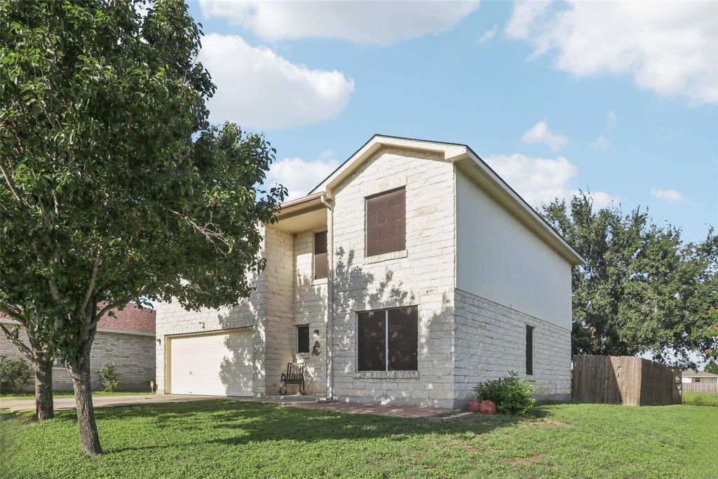 110 Trapper TRL, Bastrop, TX 78602