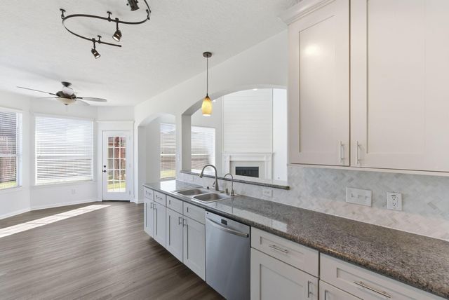 40 Morro Bay Drive, Manvel, TX 77578