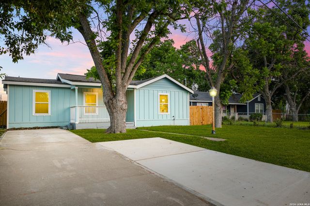 559 W Nacogdoches St, New Braunfels, TX 78130