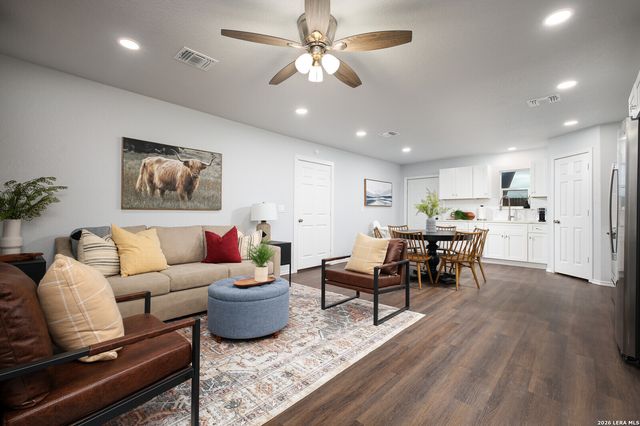 559 W Nacogdoches St, New Braunfels, TX 78130