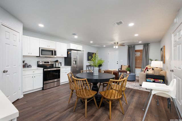 559 W Nacogdoches St, New Braunfels, TX 78130