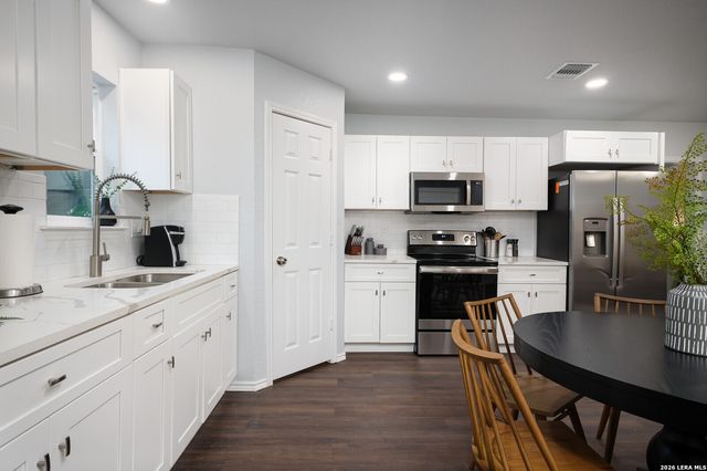 559 W Nacogdoches St, New Braunfels, TX 78130