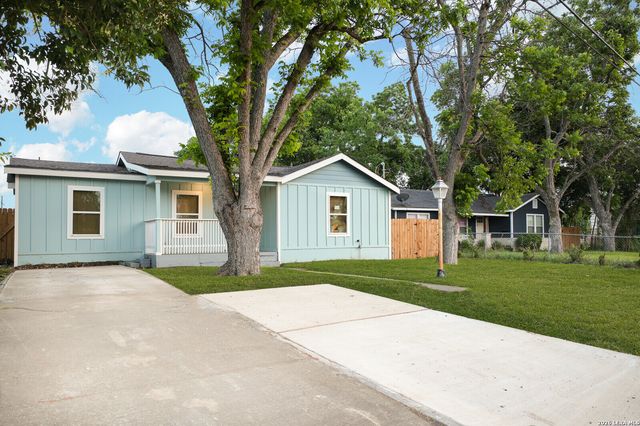559 W Nacogdoches St, New Braunfels, TX 78130