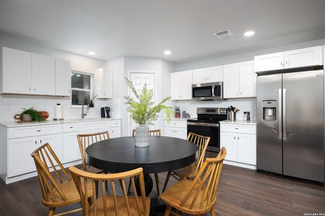 559 W Nacogdoches St, New Braunfels, TX 78130