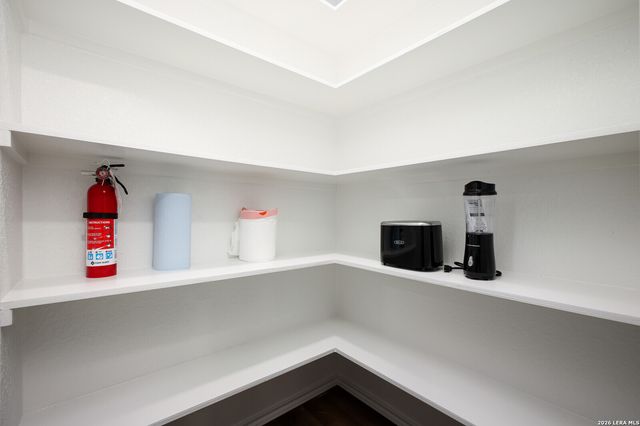 559 W Nacogdoches St, New Braunfels, TX 78130