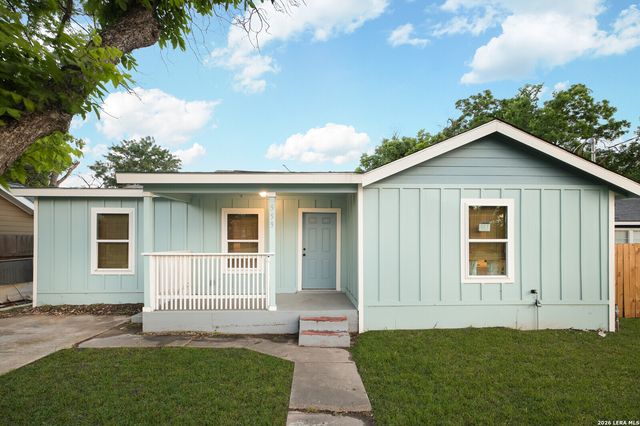 559 W Nacogdoches St, New Braunfels, TX 78130