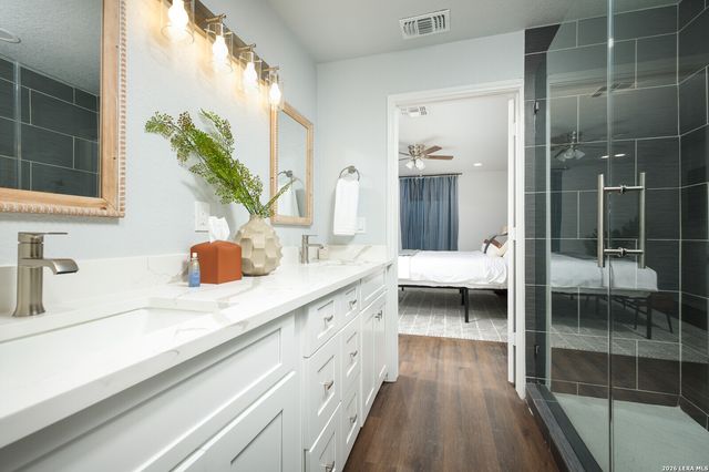559 W Nacogdoches St, New Braunfels, TX 78130