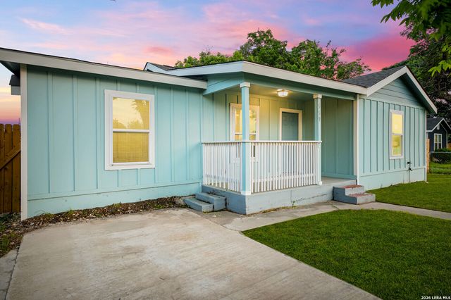 559 W Nacogdoches St, New Braunfels, TX 78130