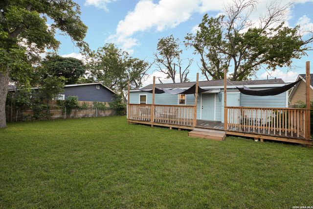 559 W Nacogdoches St, New Braunfels, TX 78130
