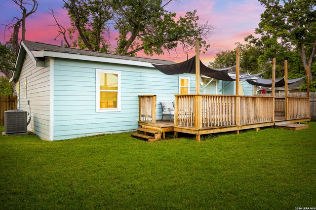 559 W Nacogdoches St, New Braunfels, TX 78130