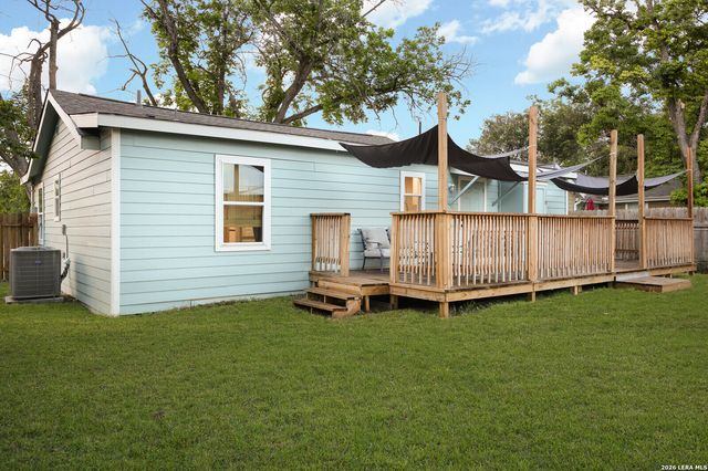559 W Nacogdoches St, New Braunfels, TX 78130