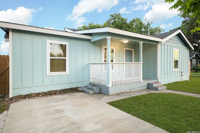 559 W Nacogdoches St, New Braunfels, TX 78130
