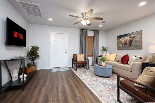 559 W Nacogdoches St, New Braunfels, TX 78130