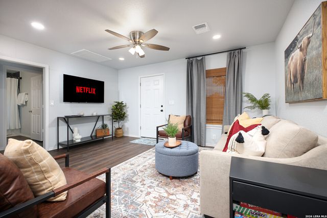 559 W Nacogdoches St, New Braunfels, TX 78130