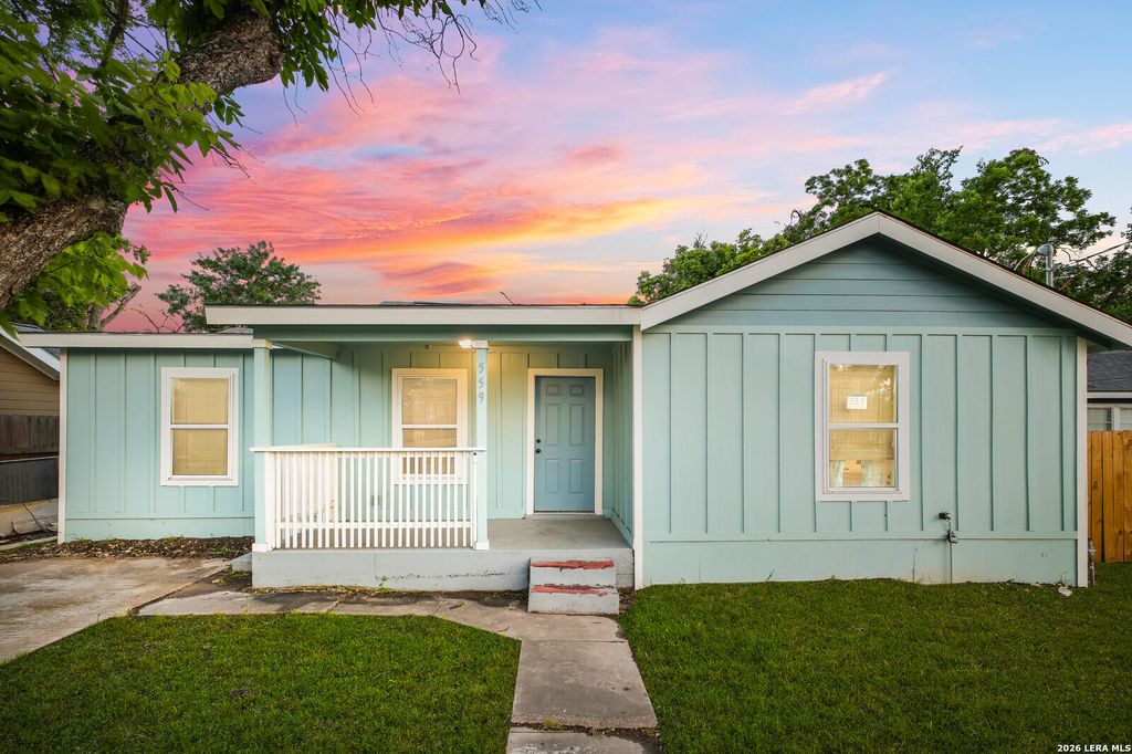 559 W Nacogdoches St, New Braunfels, TX 78130