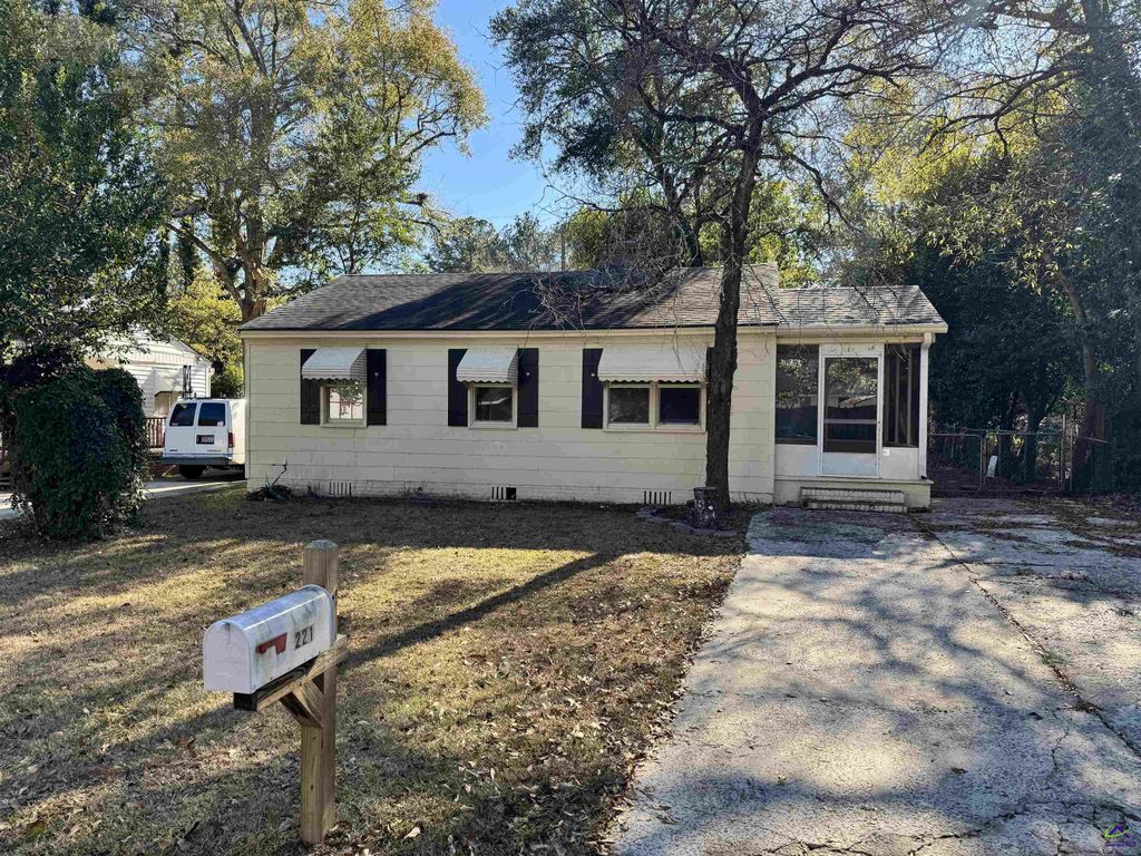 221 Meadowdale Drive, Warner Robins, GA 31088