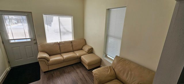 1012 W 6Th St Street, Waterloo, IA 50702