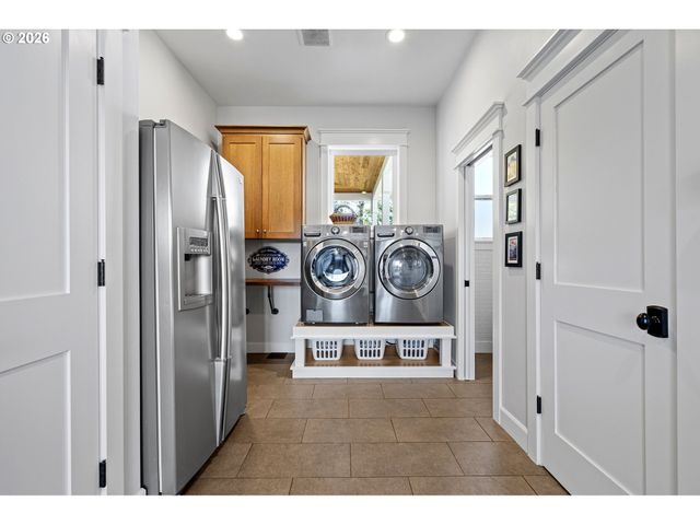 2764 E 40TH Ave, Eugene, OR 97405